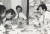 1982년 사발면 출시 시식회의 중인 신춘호 회장(가운데)의 모습. [사진 농심]