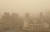 28일 중국 수도 베이징이 황사로 또다시 누렇게 뒤덮였다. 연합뉴스