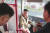 북한 김정은 국무위원장이 25일 단거리 탄도미사일인 '신형전술유도탄' 시험 발사 참관 대신 평양시민을 위한 여객버스 시제품을 둘러봤다. [연합뉴스]