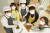 왼쪽부터 표춘희 할머니·최지원 학생모델·김복순 할머니·노원태·김인아 학생기자가 반려견을 위한 정성 듬뿍 수제 간식을 만들고 있다.