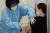 화이자 백신 예방접종 모의훈련이 열린 26일 오전 광주 남구다목적체육관에서 의료진이 예방접종을 하고 있다. 뉴스1