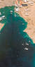 이집트 수에즈 운하를 지나다 좌초한 초대형 컨테이너선 에버기븐호(아래 사진)가 운하를 가로막으며 국제 물류가 심각하게 정체되고 있다. 수에즈 운하를 통과하기 위해 기다리는 선박들이 작은 점처럼 보이는 27일 위성 사진. [AP·로이터=연합뉴스]
