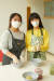 김인아(왼쪽) 학생기자·최지원 학생모델이 시금치·비트 분말을 더한 왕고구마다식 반죽을 뭉치고 있다.