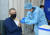 아리프 알비 파키스탄 대통령이 15일 중국 시노팜 코로나19 백신을 접종받고 있다. [아리프 알비 대통령 트위터 캡처]