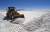 굴삭기가 소금을 긁어 내고 있는 볼리비아 우유니 소금사막의 모습. 사진 AFP=연합뉴스
