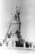 1959년 이집트가 수에즈운하를 국유화하자 이집트인들이 운하변에 있는 운하 건설 제안자인 프랑스인 페르디낭 드 레셉스의 동상을 부수고 있다. 사진=Public Domain