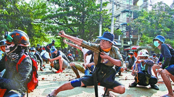 미얀마군, 살려달라 외치는 시위자를 불태웠다