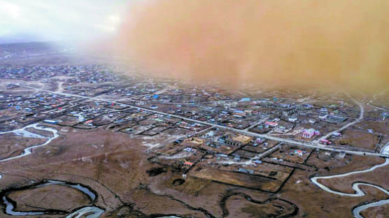 [사진] 모래폭풍, 몽골 마을 습격