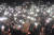 13일(현지시간) 영국에서 여성 수백명이 런던 클래팜 커먼의 밴드 스탠드에 모여 살해 당한 30대 여성 사라 에버라드를 추모했다. 집회 참석자들은 에버라드가 실종 전 마지막으로 목격된 시간인 밤 9시30분에 핸드폰 불빛을 밝혔다. [AFP=연합뉴스]