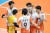28일 안산에서 열린 삼성화재와 경기에서 득점을 올린 뒤 기뻐하는 OK금융그룹 선수들. [사진 한국배구연맹]