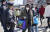 뉴욕 플러싱 거리의 한 아시아계 노인이 거리 순찰에 나선 경찰을 바라보고 있다. AP =연합뉴스