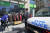 뉴욕 경찰이 30일 플러싱 거리를 순찰하고 있다. AP=연합뉴스