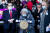 미국 뉴욕의 일본계 미국인 수키 테라다(가운데)씨가 30일 아시아계 미국인 단체 임원들과 함께 전날 65세 아시아계 여성이 흑인 남성으로부터 무차별 폭행을 당한 거리 현장에서 기자회견을 하고 있다. AFP=연합뉴스