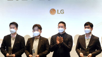 고장난 TV 부품 없자 새 제품 빌려줘…이렇게 ‘LG 찐팬’ 만들었다