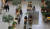 부산의 사회적 거리두기가 1.5단계로 완화된 지난 15일 부산 연제구 부산시청 1층 카페에서 시민들이 음료를 즐기고 있다. 송봉근 기자