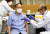 스가 요시히데 일본 총리가 지난달 16일 코로나19 백신을 접종하고 있다. [AFP=연합뉴스]J