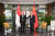 왕이 중국 국무위원 겸 외교부장(오른쪽)과 비비언 발라크리슈난 싱가포르 외교부 장관(왼쪽)이 31일 중국 푸젠성 난핑에서 양자 회담 전 기념 사진을 찍고 있다. [사진=왕원빈 중국 외교부 대변인 페이스북]