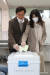 지난해 4월 15일, 21대 총선에 광진구을에 출마한 오세훈 당시 미래통합당 후보가 부인 송현옥 교수와 함께 서울 광진구 신양초등학교에 마련된 투표소에서 투표를 하는 모습. 뉴시스 