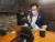 오태양 미래당 서울시장 후보가 지난달 31일 건대역 인근에서 트렌스젠더 관련 콘퍼런스를 온라인으로 듣고 있다. 함민정 기자