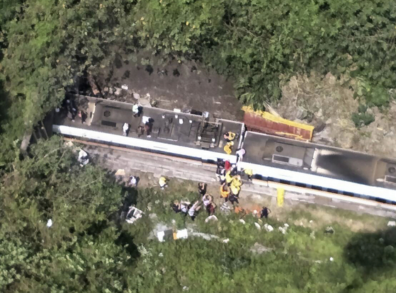 대만서 터널 속 열차 탈선 사고…최소 54명 사망, 150여명 부상