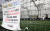 지난달 26일 오후 서울 용산구의 한 야외 풋살장을 찾은 시민들이 풋살을 즐기고 있다. 연합뉴스