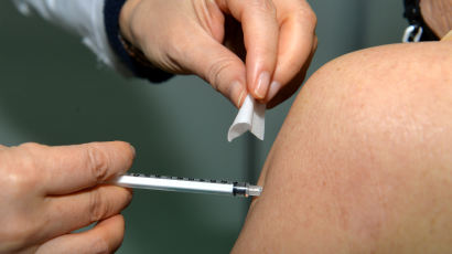 [속보] 당국 "1일 화이자 백신 접종한 76세 사망 신고 접수"
