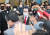 허경영 국가혁명당 서울시장 후보가 지난달 28일 오전 서울 여의도의 한 백화점 앞에서 열린 집중 유세에서 지지자들과 인사하고 있다. 연합뉴스