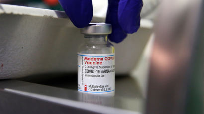 미국도 '백신 쪼개기'… 모더나 1병당 11명 접종으로