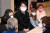 4·7 서울시장 보궐선거에 출마했던 안철수 국민의당 대표가 지난 2월 26일 서울 중구에 위치한 사단법인 한국다문화센터를 방문해 다문화 가족들과 대화를 하고 있다. 뉴시스