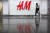 중국 베이징의 H&M 매장 앞을 한 남성이 걸어가고 있다. [AP=연합뉴스] 