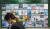 서울 동작구 노량진 공무원 준비 학원에서 한 학생이 게시판 앞을 지나는 모습. 뉴스1