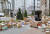 지난 2일 오후 서울 강동구 고덕동의 한 아파트 단지 입구 인근에 택배 상자들이 쌓여 있다. 이 아파트에서는 지난 1일부터 택배 차량의 지상 출입이 금지됐다. 연합뉴스