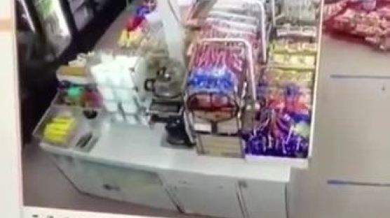 "XX 중국놈" 다짜고짜 쇠막대기로 美한인 가게 박살낸 흑인[영상]