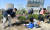 문재인 대통령과 김정숙 여사가 5일 마포구 서울복합화력발전소에서 열린 제76회 식목일 기념행사에서 학생들과 나무를 심고 있다. 청와대사진기자단