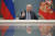 블라디미르 푸틴 러시아 대통령이 지난달 10일 러시아 모스크바에서 화상으로 열린 터키 원자력 발전소의 세 번째 원자로 건설 기념식에 참석해 엄지 손가락을 치켜 세우고 있다. 로이터=연합뉴스