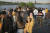 지난 4일 중국 저장성 항저우의 한 관광지에서 중국 관광객들이 셀카를 찍고 있다. [AP=연합뉴스]