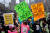 지난달 21일(현지시간) 미국 뉴욕 맨해튼 차이나타운 인근에서 아시아계 미국인들이 인종차별 반대 시위를 벌이고 있다. AP=연합뉴스
