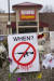 지난달 22일 대규모 총격 사건이 난 미국 콜로라도 볼더의 식료품점 앞에 '언제 돌격무기에 대한 규제가 이뤄지겠느냐'는 의미의 팻말이 걸려 있다. [AP=연합뉴스]