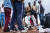 부룬디의 가톨릭 신자들이 4일 부활절 미사에 참석하기 전에 새 신발을 사고 있다. AFP=연합뉴스
