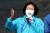 박영선 더불어민주당 서울시장 후보가 6일 오후 서대문구 홍제역에서 열린 집중유세에서 지지를 호소하고 있다. 오종택 기자