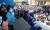 4.7 재·보궐선거를 하루 앞둔 6일 오전 박영선 더불어민주당 서울시장 후보가 서울 종로구 세종대로 동화면세점 앞에서 유세하고 있다.