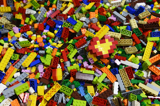 코로나19 이후 조립식 블록 장난감인 레고의 인기가 치솟았다. 희귀 상품의 중고 시장 가격도 수십 배 이상 올랐다. [신화 통신=연합뉴스]