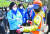 박영선 민주당 후보가 6일 서울 광화문 인근에서 공사 관계자와 인사하고 있다. [국회사진기자단]
