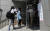 청년 유권자들이 7일 서울 서대문구 신촌동자치회관에 마련된 투표소로 향하고 있다. [뉴스1]