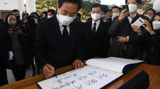 첫 출근한 오세훈 "서울시 오늘부터 다시 뛸 것…무거운 책임감 느낀다" [영상]