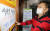 대전지역에서 학원 발 신종 코로나바이러스 감염증 N차 감염 확산으로 사회적 거리두기가 2단계로 격상된 8일 오후 한 식당 주인이 10시 이후 영업제한을 알리는 안내문을 붙이고 있다. 뉴스1