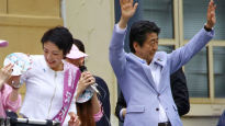 '히로시마 쇼크' 땐 스가도 위태···日정권 명운 걸린 보궐선거