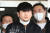 서울 노원구 아파트에서 '세 모녀'를 살해한 혐의를 받는 김태현이 9일 오전 검찰로 송치되기 위해 서울 도봉경찰서에서 나오고 있다. 연합뉴스