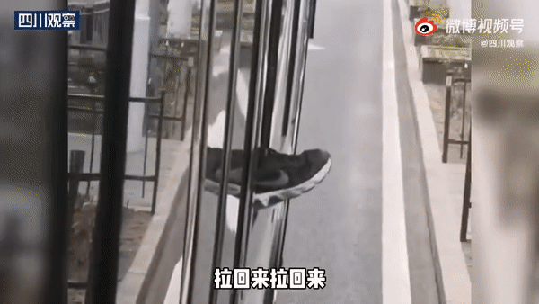 버스 바깥에 있던 한 시민은 도망가려는 성추행범의 발을 다시 버스 안으로 밀어넣었다. [웨이보]
