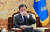 문재인 대통령이 8일 청와대 접견실에서 프라보워 수비안토 인도네시아 국방장관와 면담중 마스크를 만지고 있다.[청와대사진기자단]